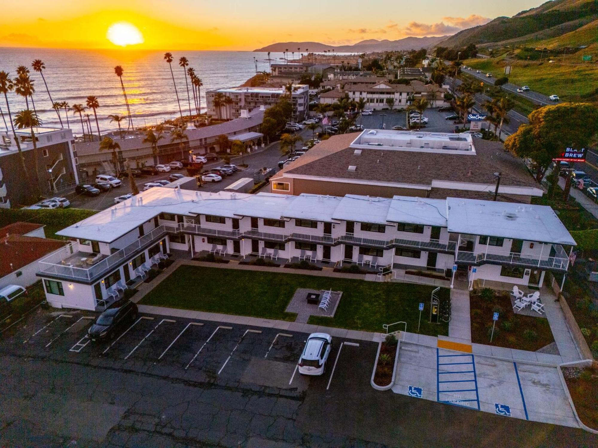 Tides Oceanview Inn And Cottages ピズモ・ビーチ エクステリア 写真