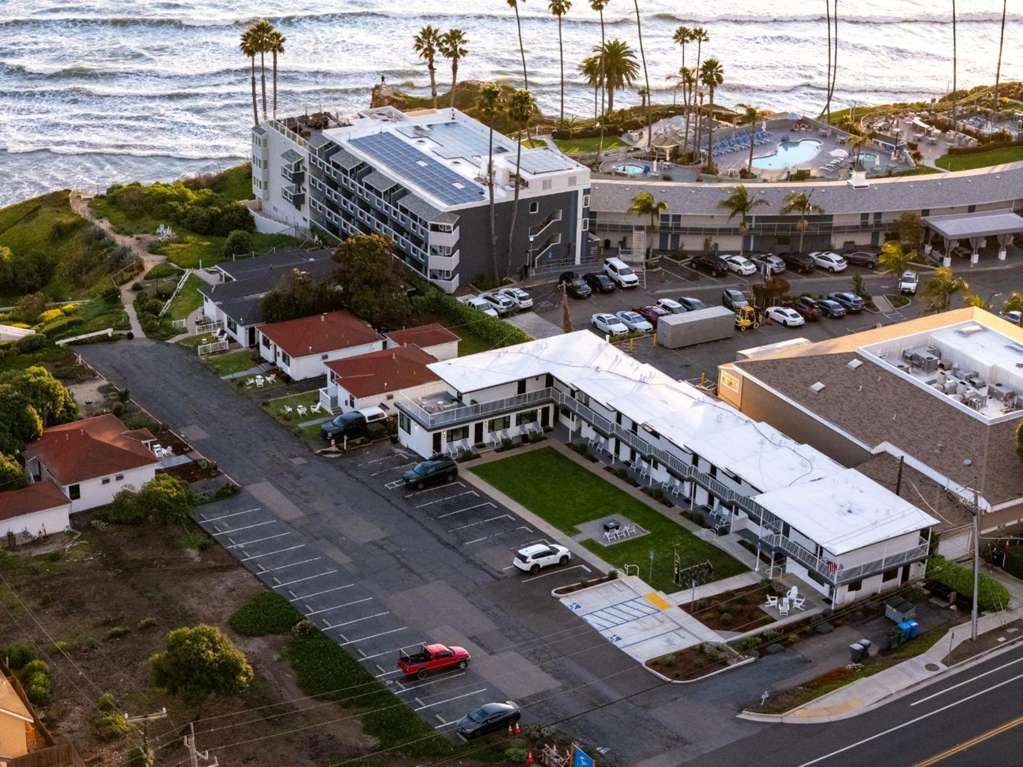 Tides Oceanview Inn And Cottages ピズモ・ビーチ エクステリア 写真